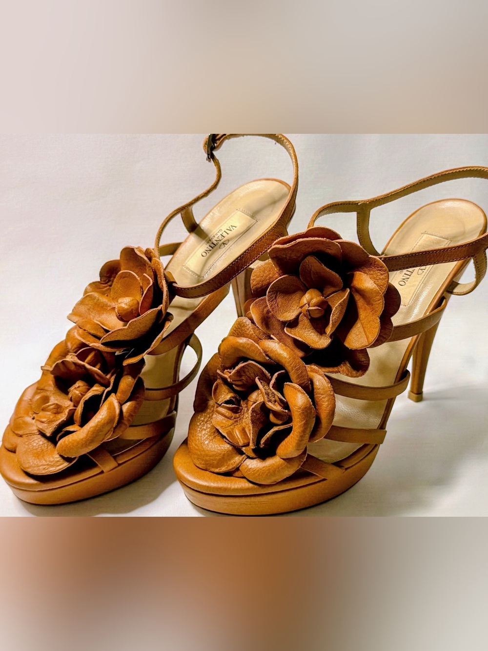 Valentino Garavani 2004 Archive Tan Leather Flower Rosette Platform Sandals 38.5